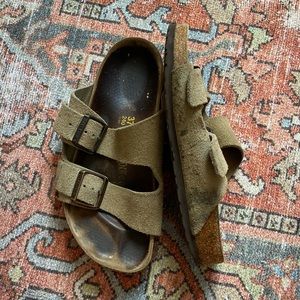 **LOVED** Suede “Arizona” Birkenstock’s